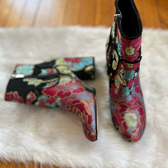 Marc Fisher womens tapestry booties Size 6.5 - Picture 8 of 10